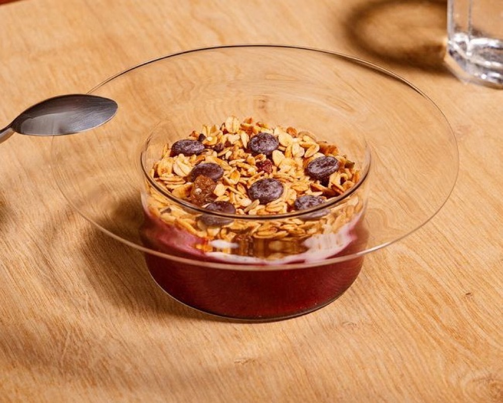 Chia cu Fructe de Pădure și Granola fără Zahăr
